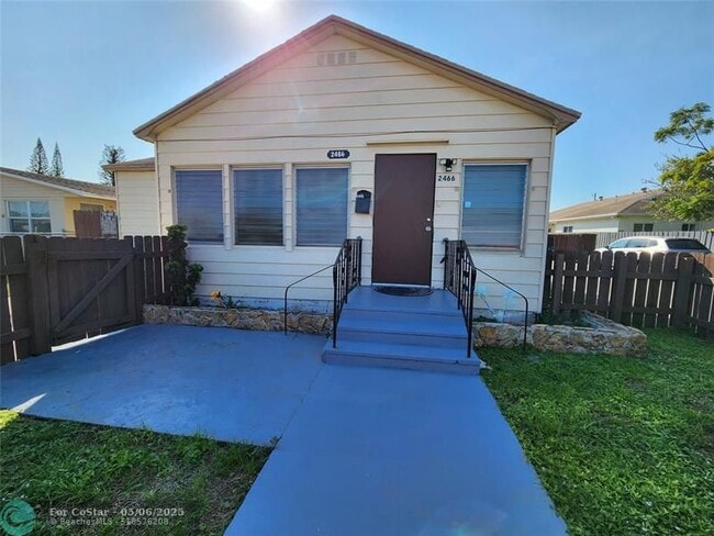 Building Photo - 2466 Lincoln St