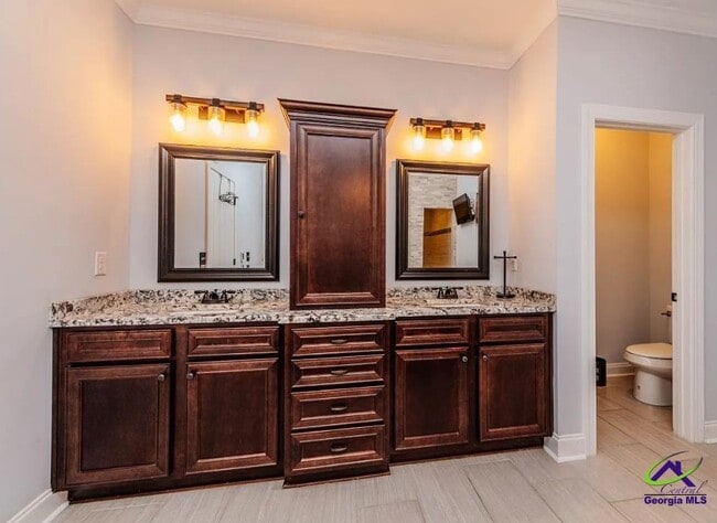 Building Photo - 111 S Carmenville Dr