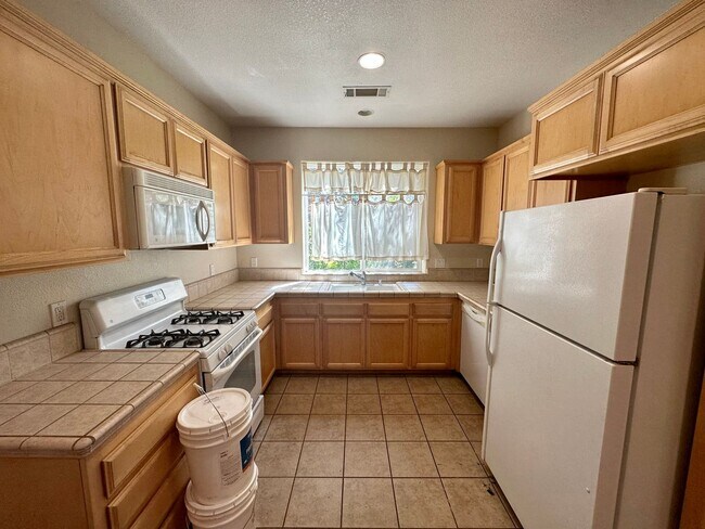 Building Photo - 215