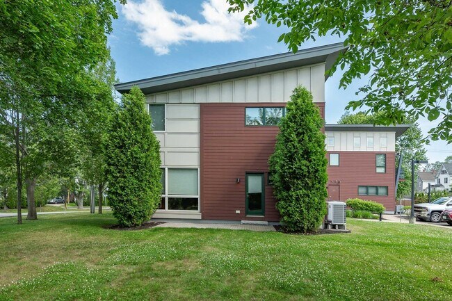 Building Photo - 659 Dennett St