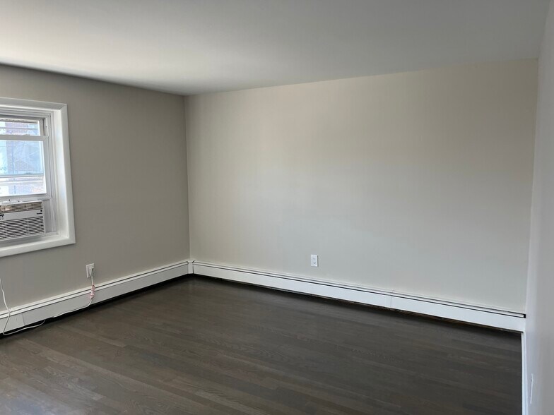 Building Photo - 386 Main St