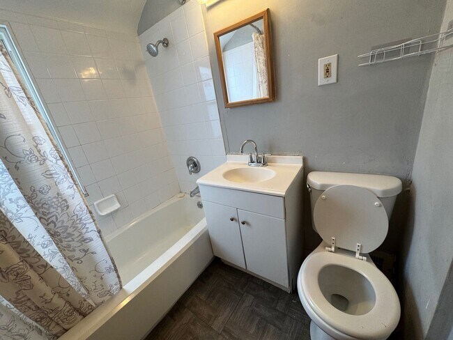 Building Photo - Charming 3-Bedroom Property in Prime Location