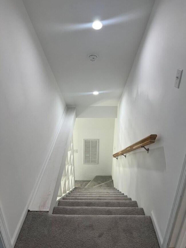 Building Photo - Recently reduced in price!! Welcome to thi...