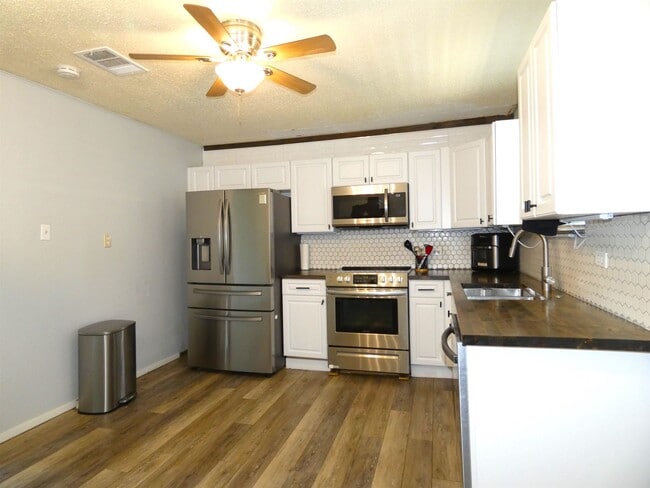 Building Photo - 1101 E College St