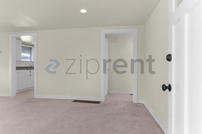 Building Photo - 5526 S Avon St