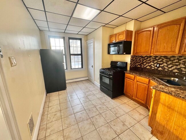 Building Photo - 213 Gates Ave