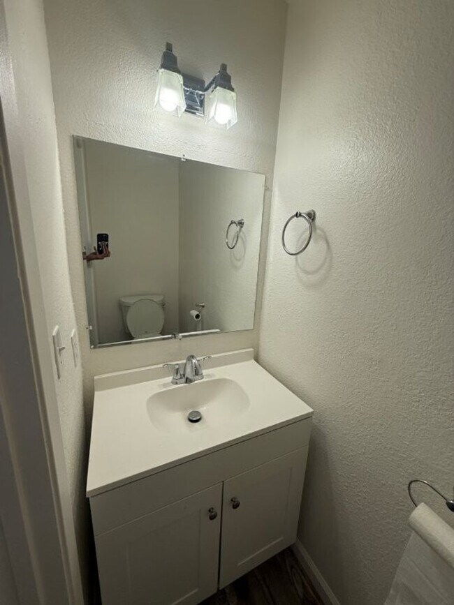 Building Photo - Rare Remodeled 5 Bedroom 2.5 Bath Tri Level in Vacaville