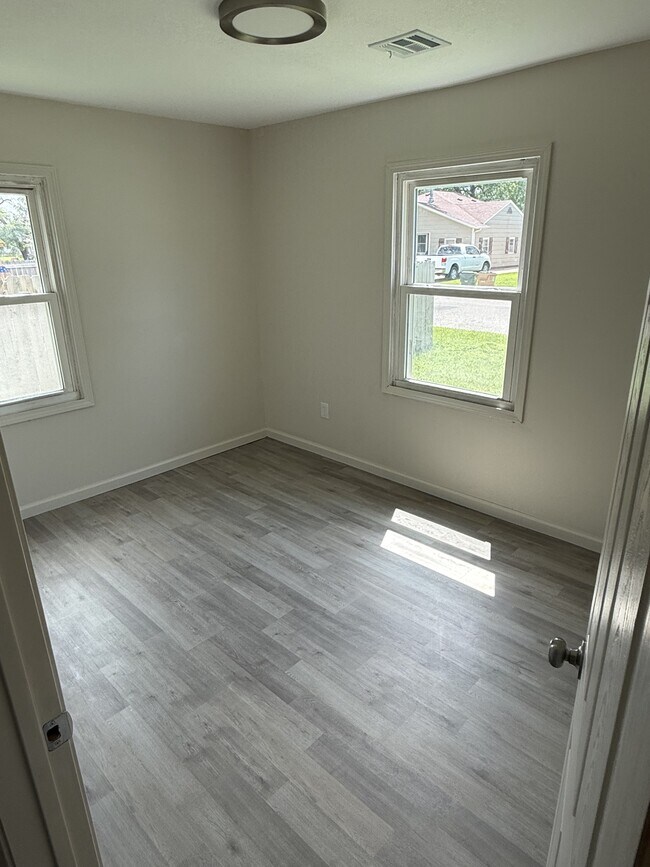 Building Photo - 42 Halsey Dr