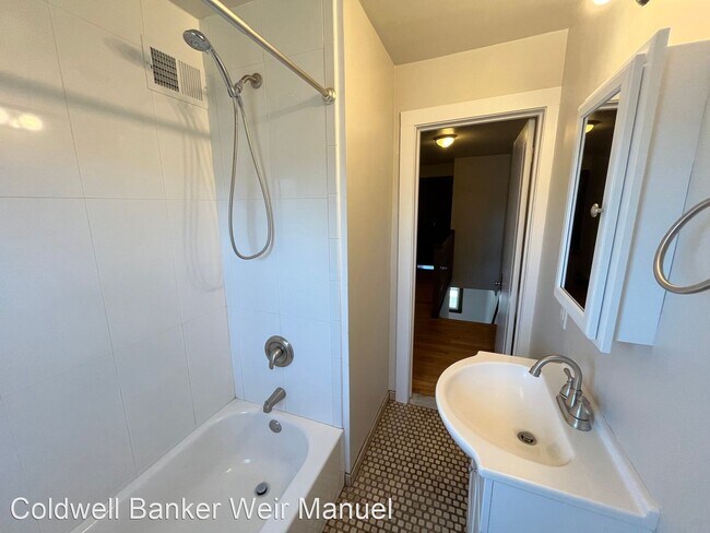 Building Photo - 3 br, 1.5 bath House - 337 Orange Street