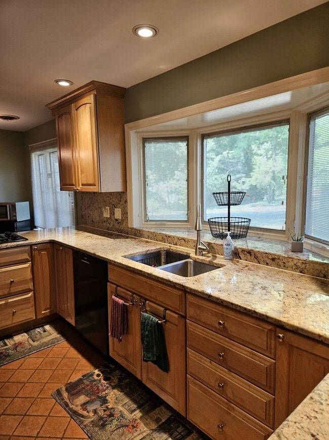 Building Photo - 3 Bedroom  Available June 8th  2026