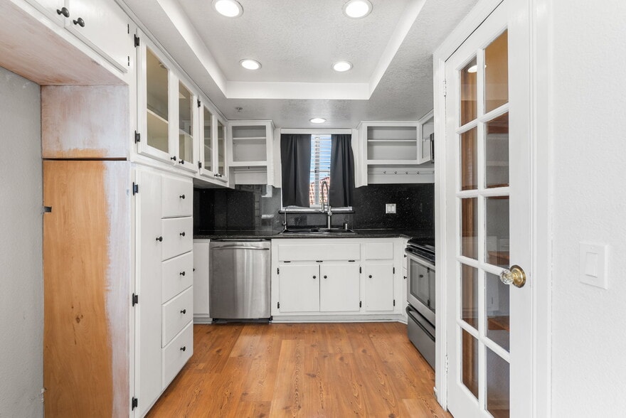 Building Photo - 155 N Cross Creek Rd