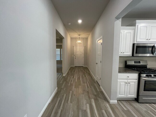 Building Photo - Beautiful 3 Bedroom 2 Bath 2 car garage ho...