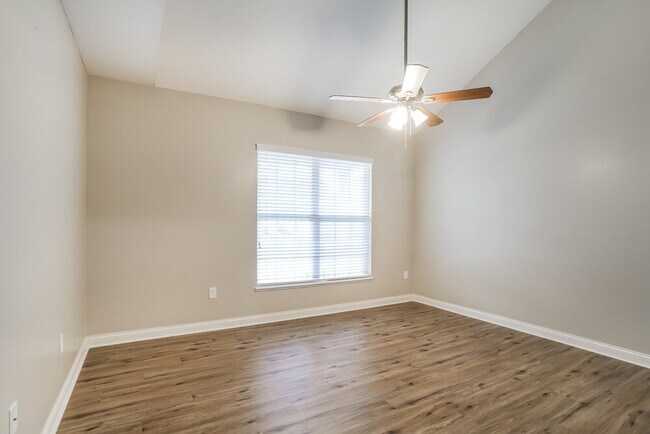 Building Photo - 6048 Shreven Dr