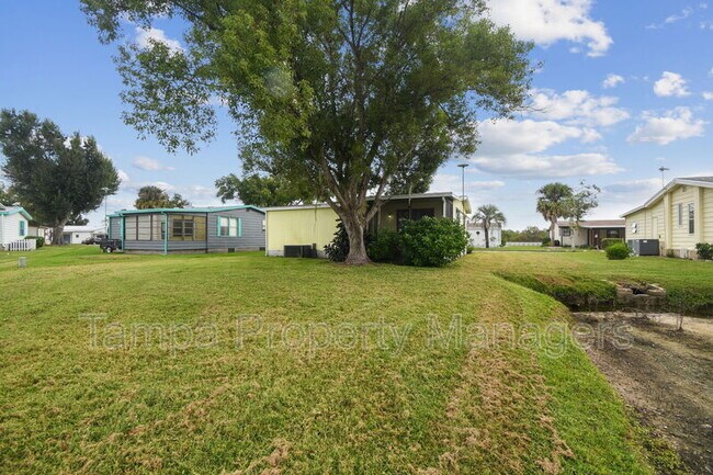 Building Photo - 201 Country Ln