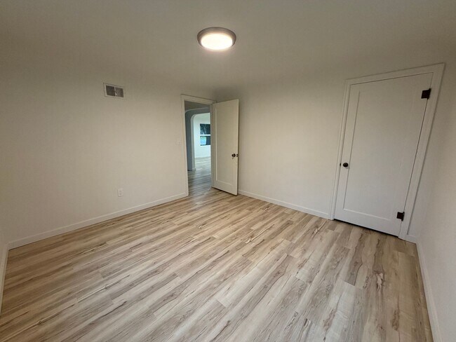 Building Photo - Sweet Home 3234