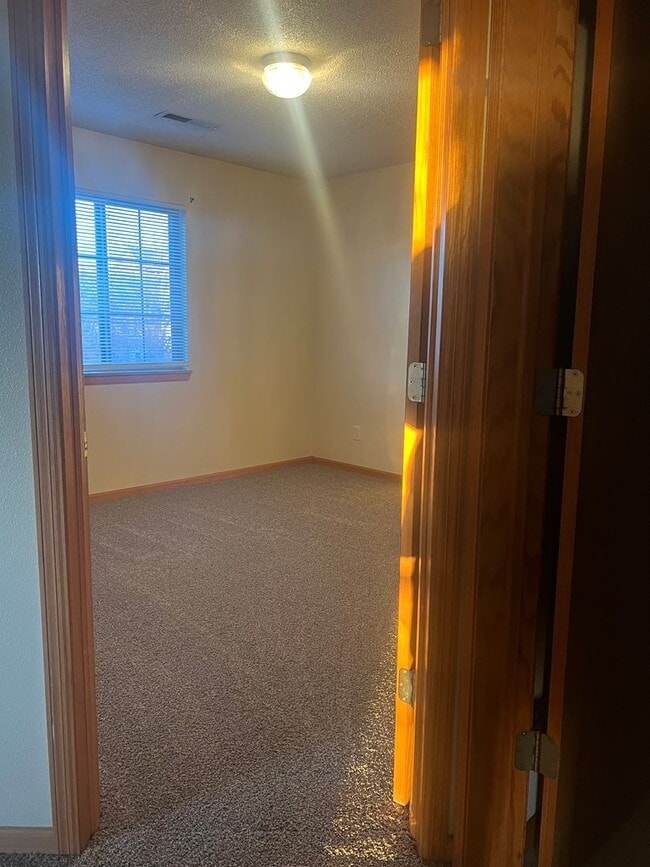 Building Photo - Nice 2br Condo in Coralville close to shopping & interstate