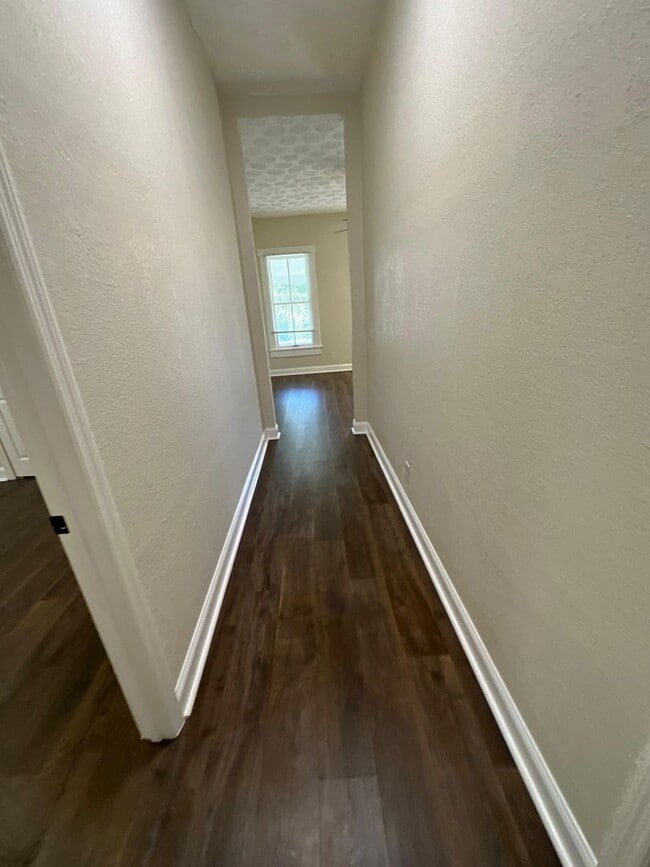 Building Photo - Fully Renovated 4/1-Single Family  Availab...