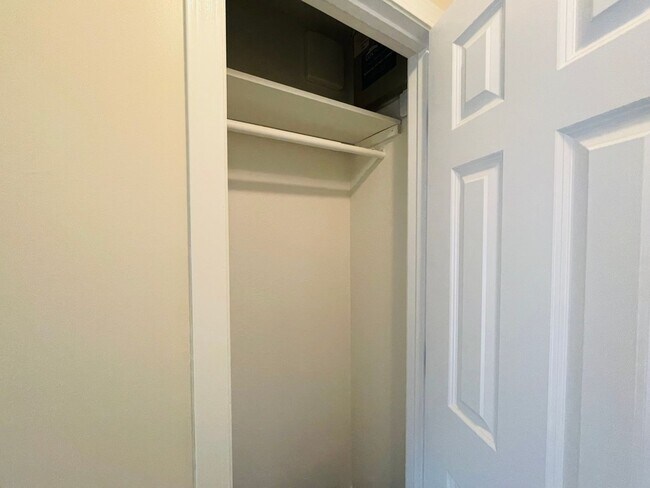 Building Photo - Recently remodeled home