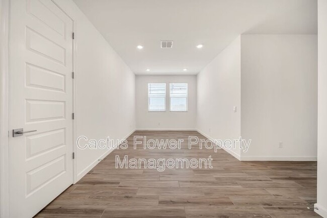 Building Photo - 6946 W Buckhorn Trail