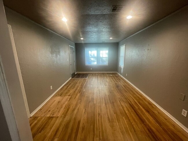 Building Photo - 3 bed, 1 bath , beautiful wood floors, fen...