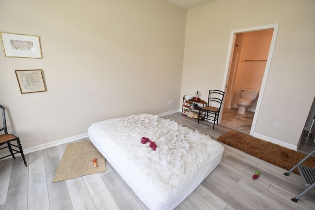 Building Photo - Home in Farmington Hills, 3 bedroom, 2 bath. Close to Notre Dame!