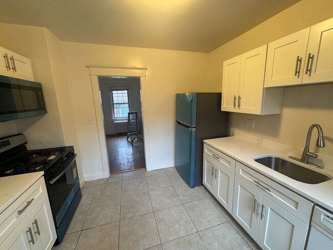 Building Photo - Wonderful Duplex in the Heart of Squirrel Hill!