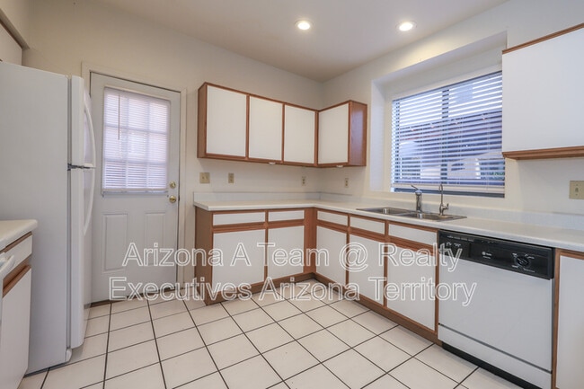 Building Photo - 2927 N Cardell Cir