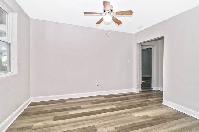 Building Photo - 173 A View Ave