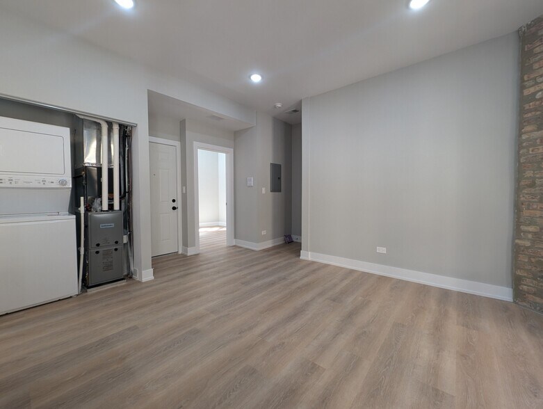 Building Photo - 442 W Belden Ave