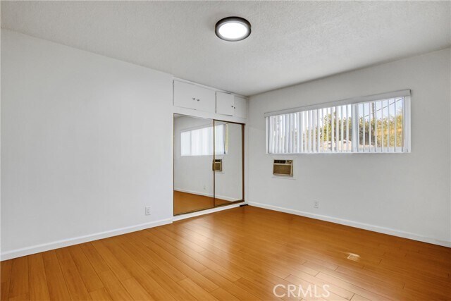 Building Photo - 6643 De Longpre Ave