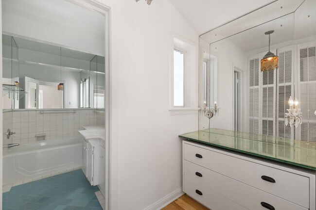 Building Photo - 1685 Sunset Plaza Dr