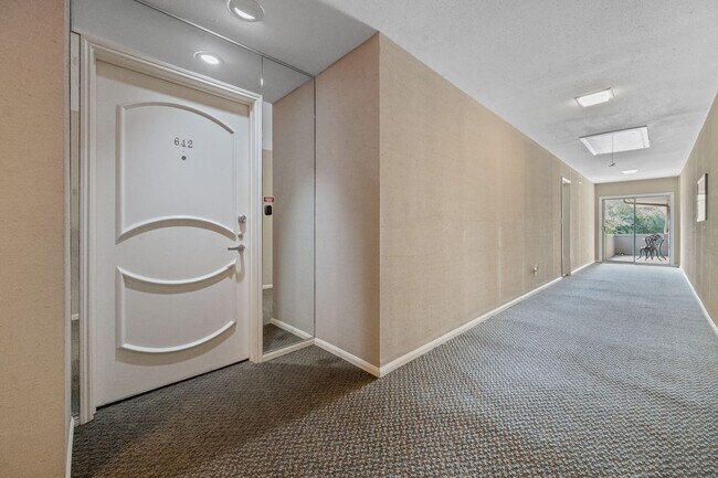 Building Photo - 642 S Ripple Creek Dr
