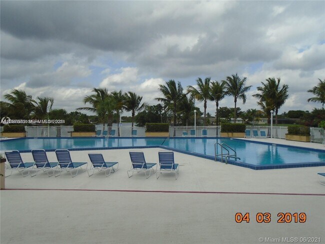 Building Photo - 14221 N Kendall Dr