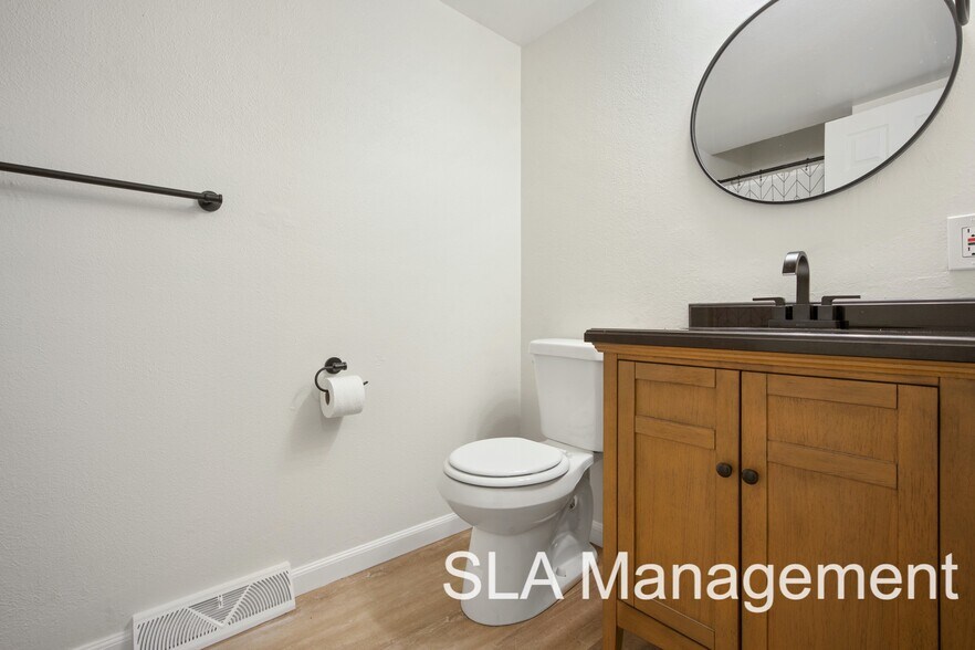 Building Photo - 1320 Vivian St