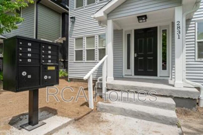 Building Photo - 2831 N Kenwood Ave