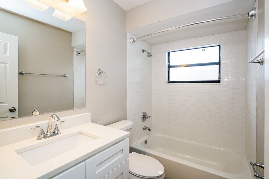 Building Photo - 813 Regal Palm Ct