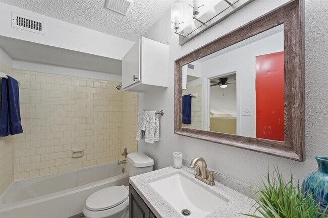 Building Photo - 10855 Meadowglen Ln