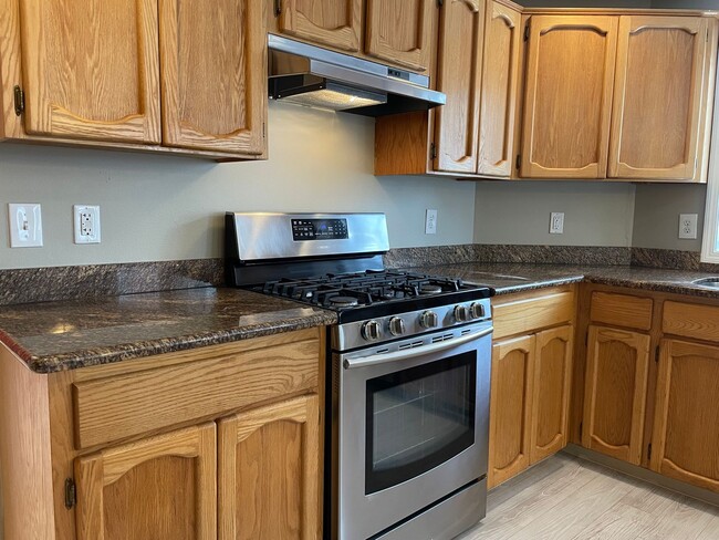 Building Photo - Spacious 5 Bedroom Home! Granite Counters! Pet friendly! Tons of Room for Entertaining!