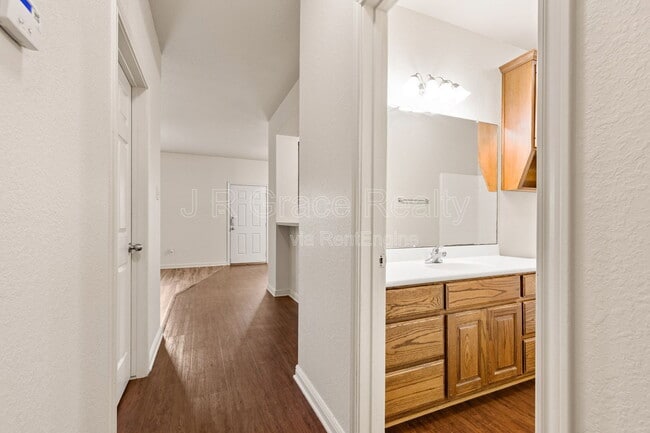 Building Photo - 2100 Breezy Dr
