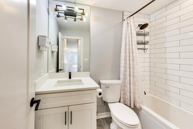 Building Photo - 552 E 46th Pl