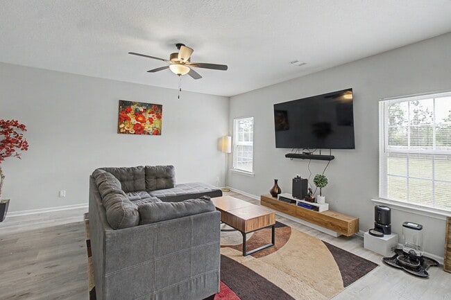 Building Photo - 18 Sunflower Cir NE