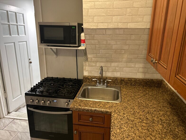 Building Photo - 332 Screven St