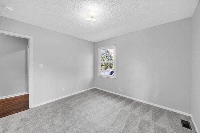 Building Photo - Charming 2-Bedroom Retreat in Spartanburg'...