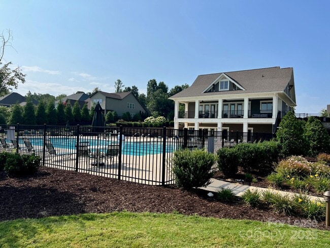 Building Photo - 15531 Laverack Ln
