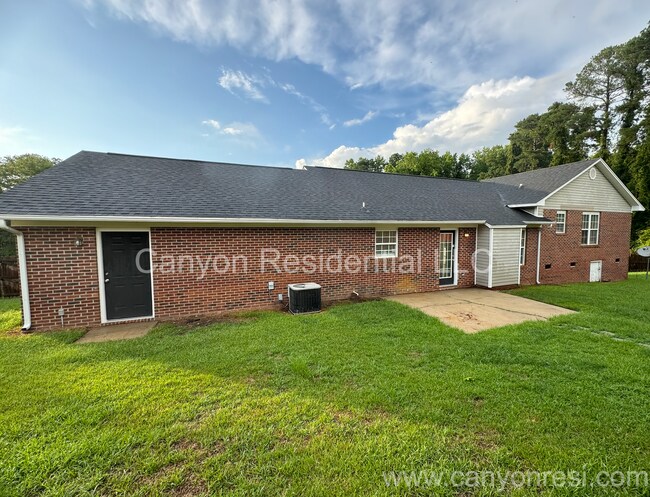 Building Photo - 229 Lakeside Rd