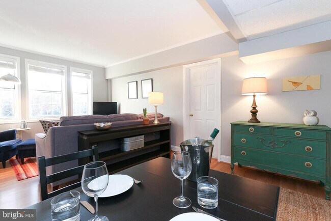 Building Photo - 1800 Queens Ln