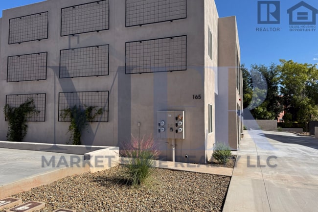 Building Photo - 165 Sugarloaf St