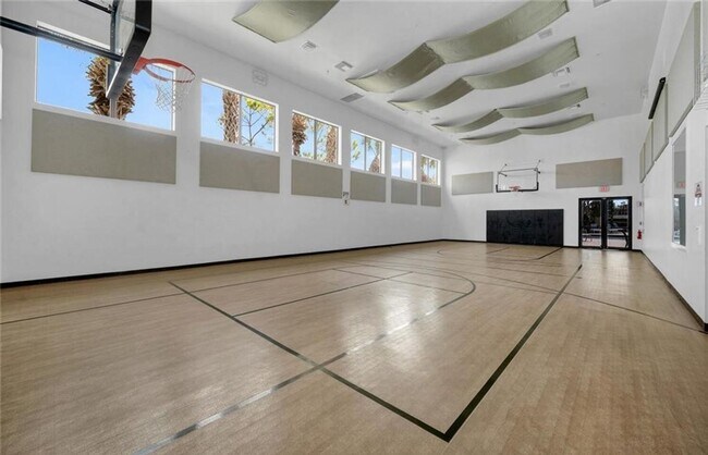 Building Photo - ***STUNNING FURNISHED/ UNFURNISHED ANNUAL*...
