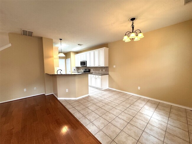 Building Photo - 213 Summerhaze Cir