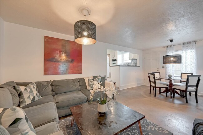 Building Photo - 6018 Berendo St